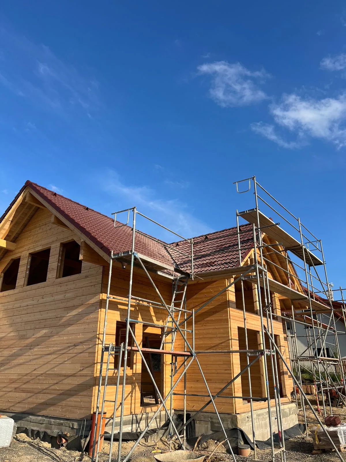 Detail střechy rodinného domu s betonovými taškami