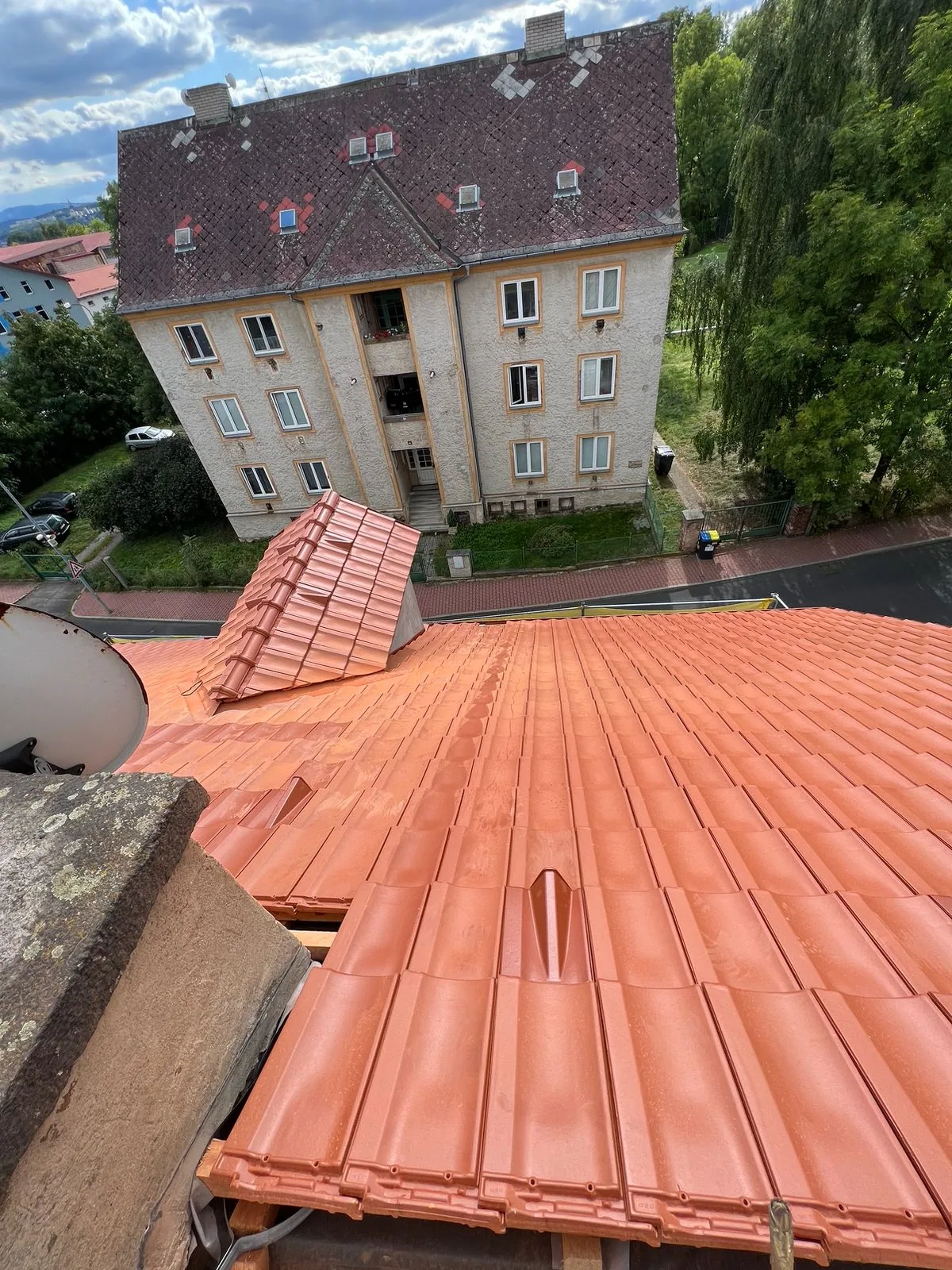 Pálená střecha rodinného domu s hromosvodem — Dubí, Teplicko