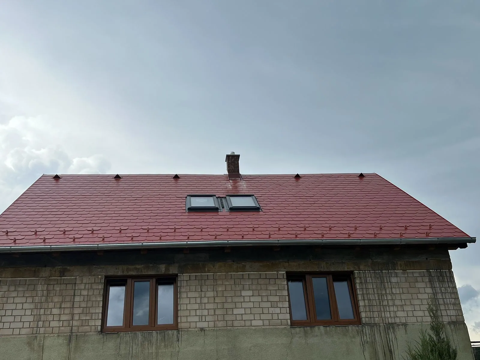 Pohled z výšky na střechu s kanadským šindelem — Roudnicko