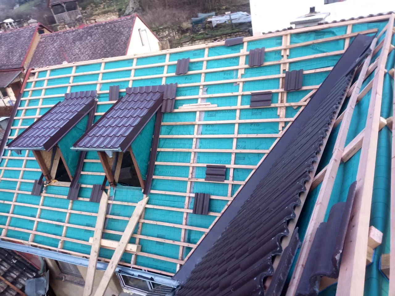 Detail nově položené pálené krytiny na střeše kostela