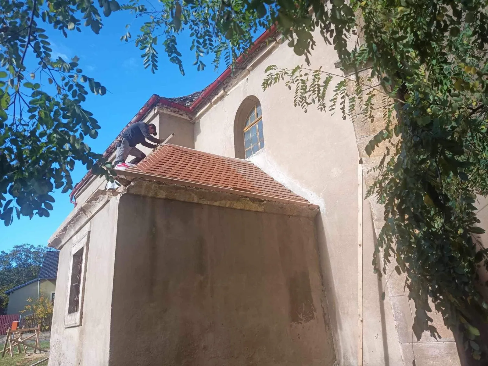Detail nových tesaných krokví u zdiva kostela