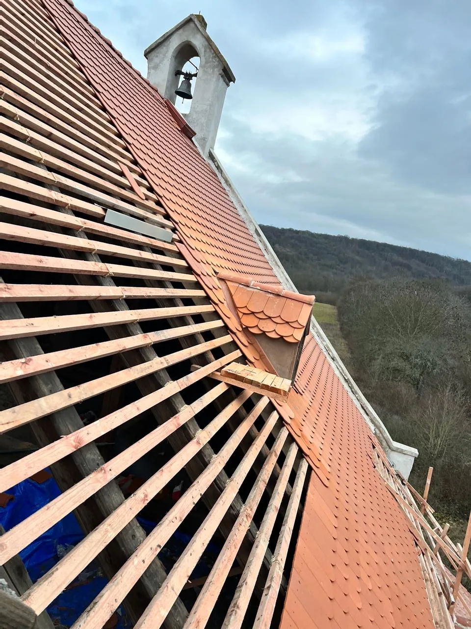 Pokrývač Josef Hingar — rekonstrukce střechy kostela na Litoměřicku, lešení a restaurátorské práce
