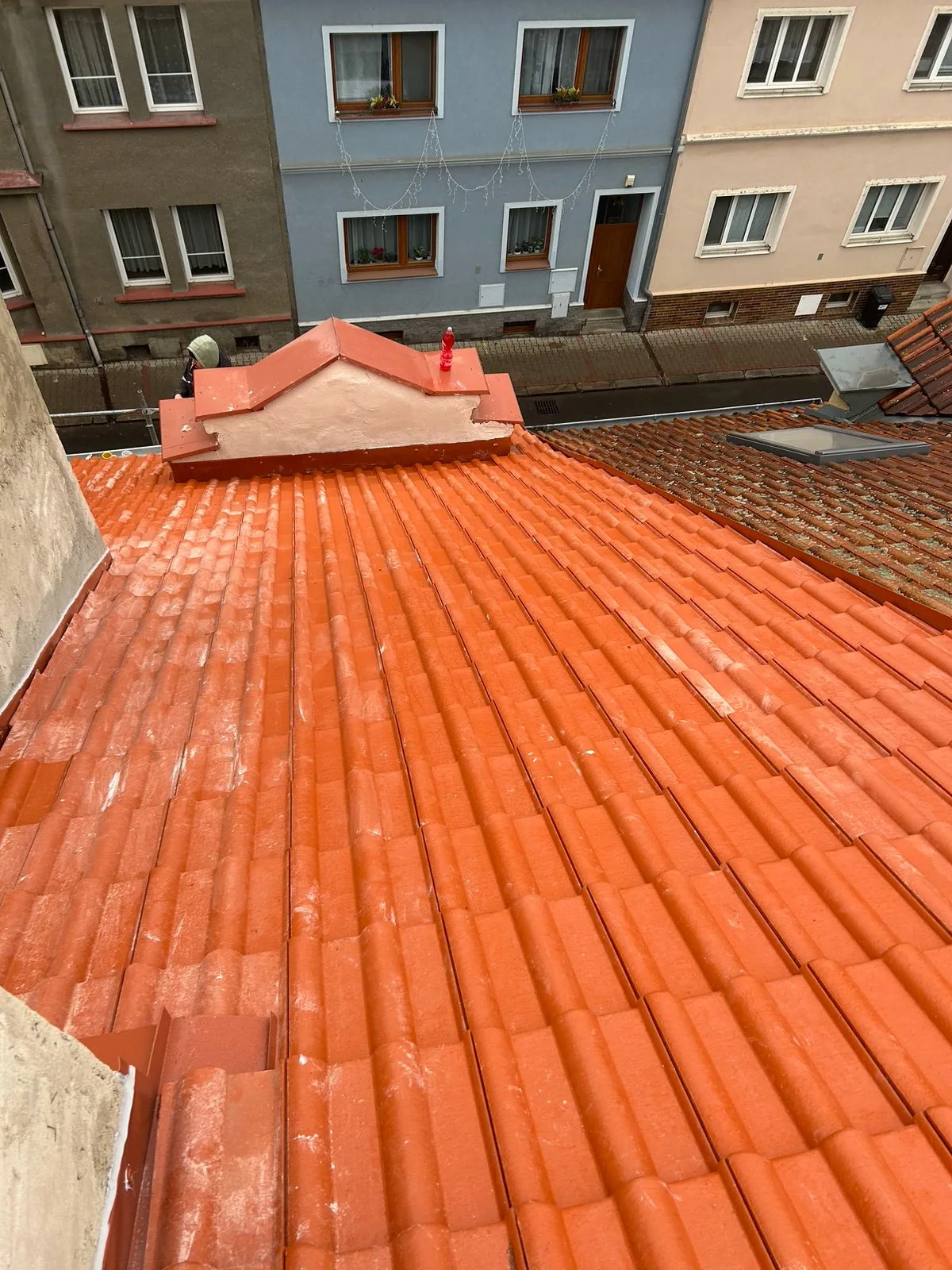 Pokrývač Josef Hingar instaluje střešní okno Roto — Litoměřice