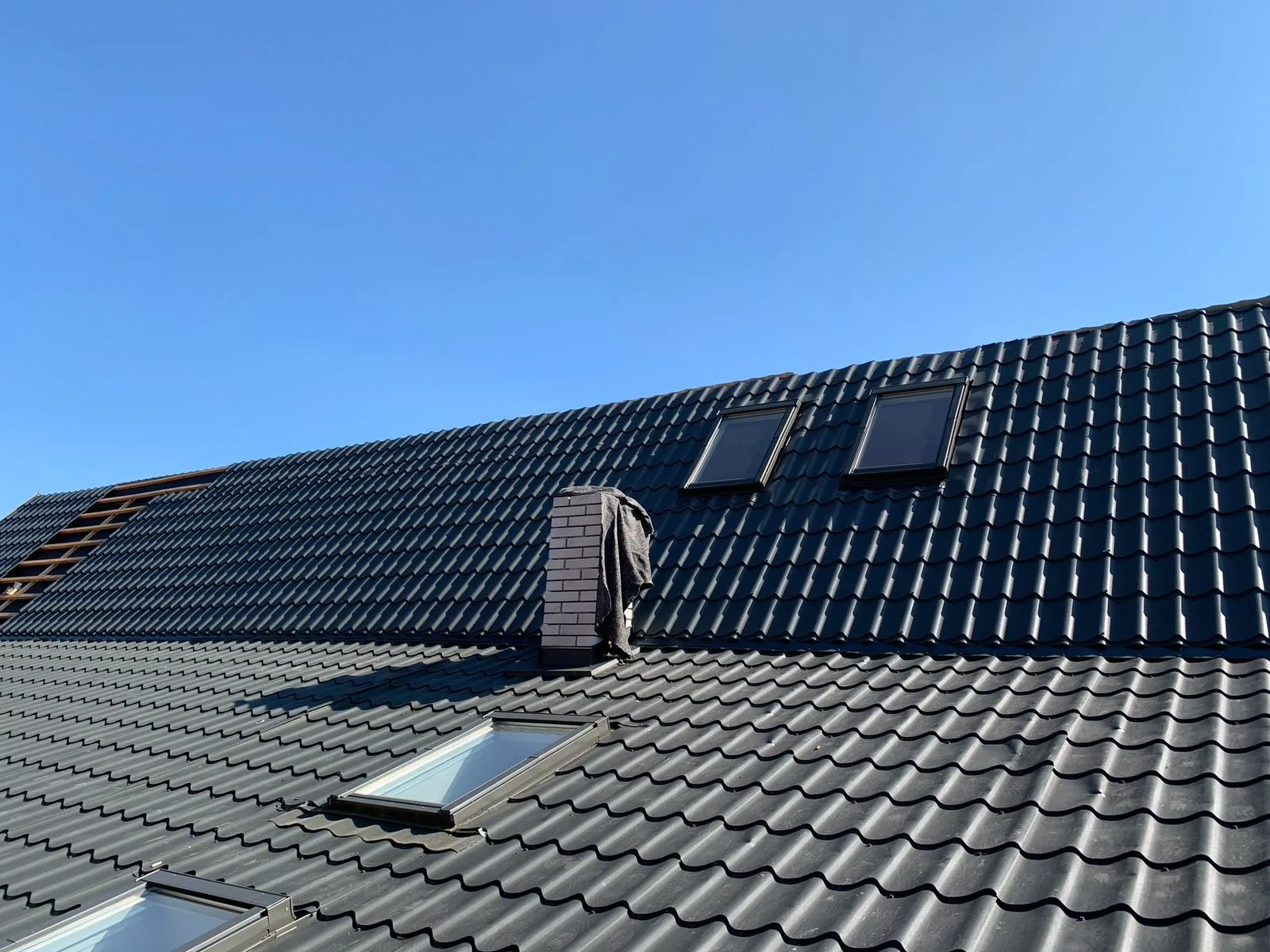 Detail oplechování komína a plechové krytiny Satjam Roof — Děčín-Jílové