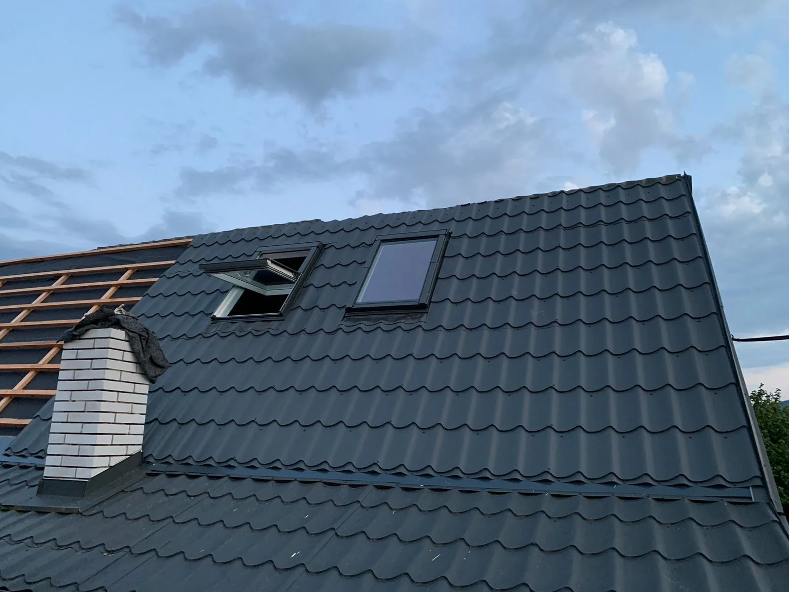 Antracitová plechová střecha Satjam Roof se střešními okny — Děčín-Jílové