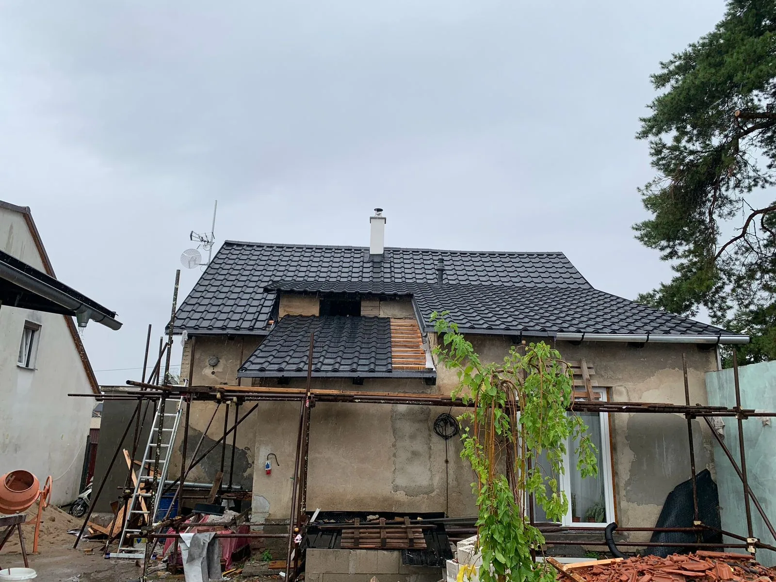 Detail tmavé betonové krytiny a hřebene střechy — Lovosicko